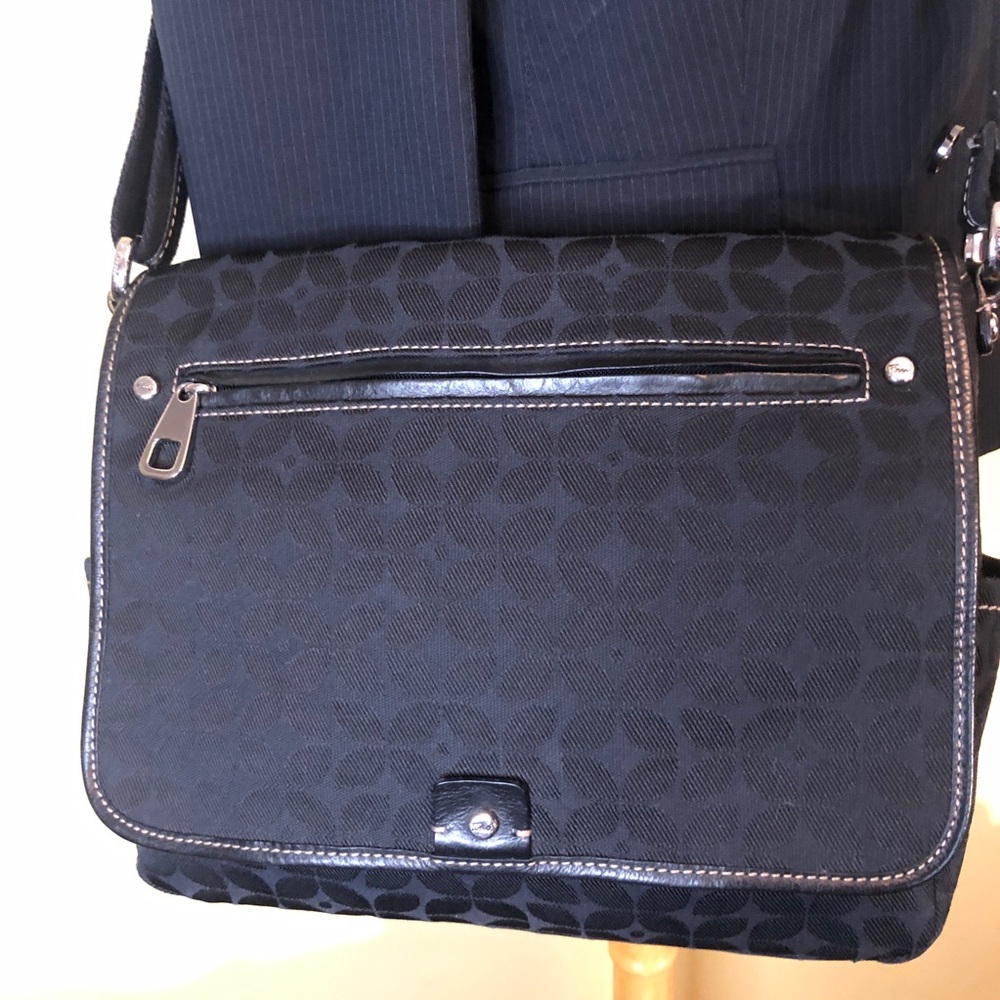 Fossil Black Messenger Bag with Adjustable Strap. Like new. OG hangtag and key - Picture 4 of 16